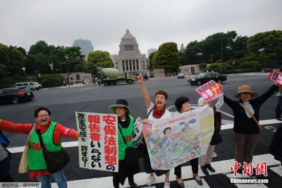 當?shù)貢r間5月13日，日本示威者在位于東京的國會議事堂外高喊口號，反對日本政府計劃修憲以解禁自衛(wèi)權(quán)。