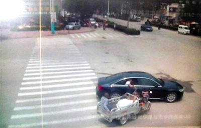 23日中午，陳母被突然噴毒。新京報記者 王瑞鋒 攝