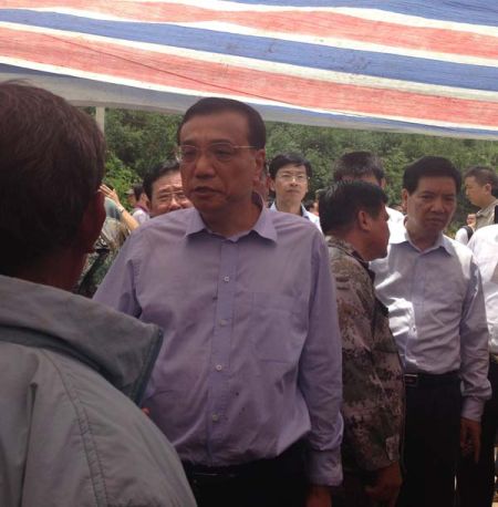 走進(jìn)帳篷，總理就握住蔡官耀的雙手說：“不行，這個(gè)帳篷太簡易了”。說完這句，叮囑蔡官耀，“不能回家住”