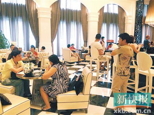 　昨天雖是工作日,但南海區(qū)某樓盤客流不少。