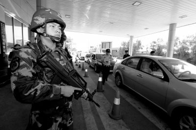 武警持槍警戒進駐檢查站。