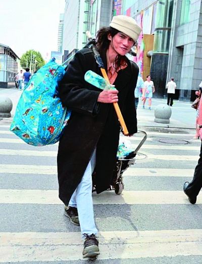 在武廣附近拍攝到的拾荒男。