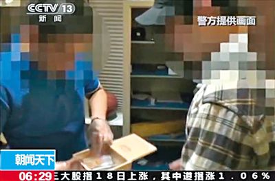 8月14日，警方從房祖名位于北京的住所搜出百余克大麻，房祖名（右）將部分毒品存放在這個木盒中。