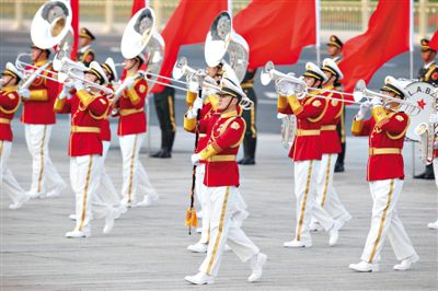昨日，紅白相配的解放軍軍樂團(tuán)行進(jìn)演奏服亮相。杜洋 攝