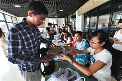 8月23日，清華大學(xué)新生在辦理入學(xué)手續(xù)。