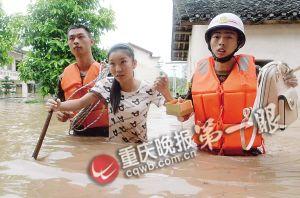 長壽區(qū)，消防官兵搜救被困群眾。