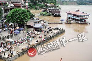 沙坪壩區(qū)磁器口，江水逼近休閑平臺。