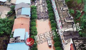 昨下午六點半，統(tǒng)景鎮(zhèn)上許多街道被淹，此時水位還在上漲。(重慶晚報航拍圖片)