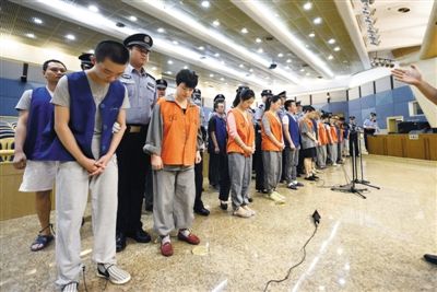 庭審現(xiàn)場。昨日，26名跨國電信詐騙嫌疑人在市一中院受審。