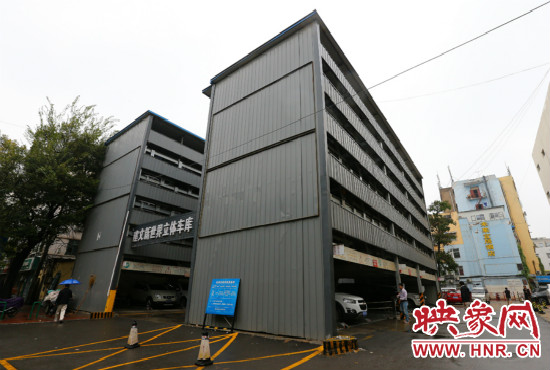 目前，市區(qū)內(nèi)的停車場數(shù)量還不能滿足廣大市民的需求。