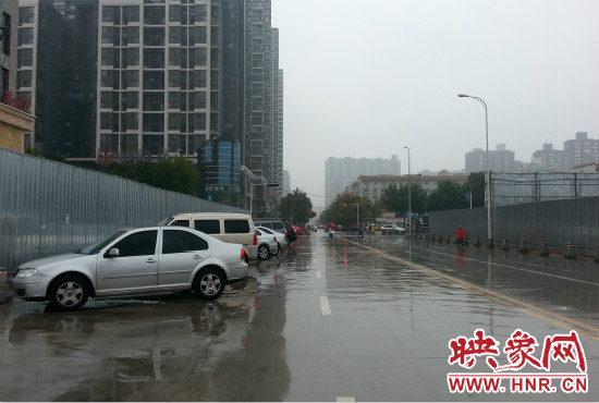 由于停車場分配不均，廣大私家車主選擇將車停在路邊。
