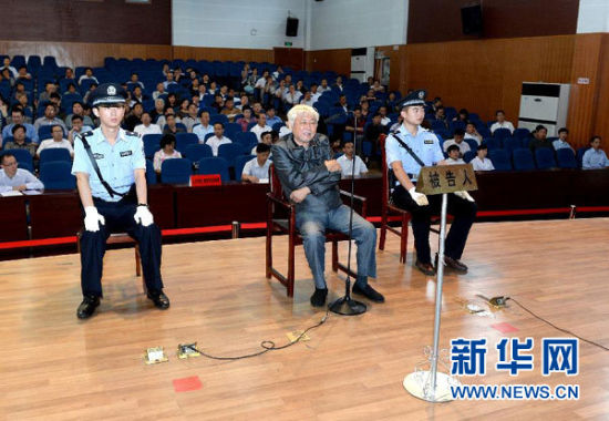 9月29日，方廣云在庭審現(xiàn)場。當(dāng)日，“合肥房叔”腐敗窩案核心人物方廣云在安徽省廬江縣出庭受審。 新華社記者 郭晨 攝