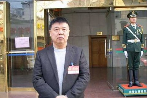 江西大富集團(tuán)董事長(zhǎng)、原萍鄉(xiāng)市人大代表何春明。