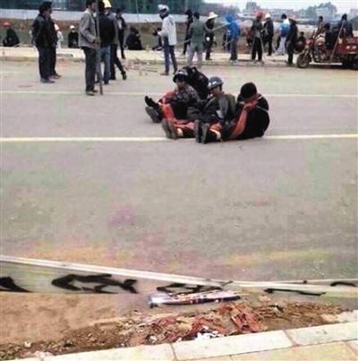 14日，沖突現(xiàn)場，幾名頭戴鋼盔的人被捆綁著。圖/東方IC