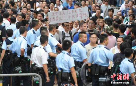 10月22日，有反對(duì)“占中”的市民前往旺角的非法占領(lǐng)區(qū)展示橫額，支持香港警隊(duì)。中新社發(fā) 譚達(dá)明 攝