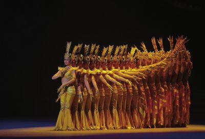 在歡迎晚宴上，上演經(jīng)典節(jié)目千手觀音。新華社發(fā)