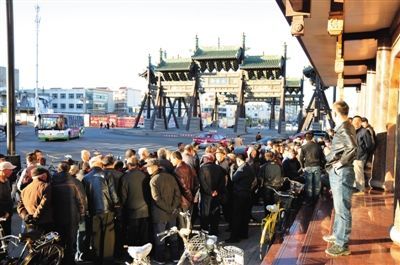 11月3日，大同市四牌樓附近，耿彥波“粉絲團”在聚眾討論。