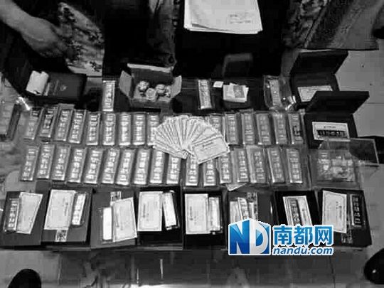 　馬超群家中金條清點(diǎn)現(xiàn)場。