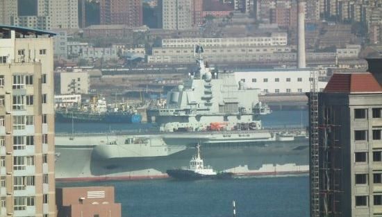 青島軍港周圍高樓林立，一睹遼寧號(hào)真容只需要一個(gè)好天氣（資料圖片）
