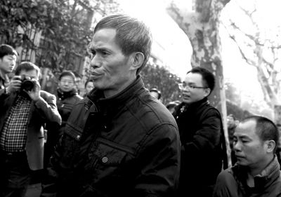 被告人林森浩的父親林尊耀準(zhǔn)備進(jìn)入法院。