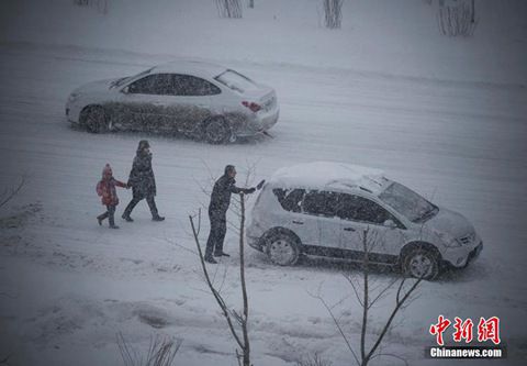 12月8日，經(jīng)過一夜降雪，烏魯木齊已是皚皚白雪一片。（圖片來源于中新網(wǎng)）
