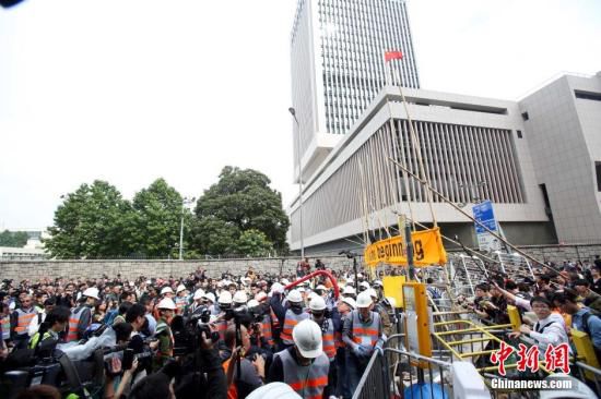 12月11日上午，香港非法“占領(lǐng)區(qū)”清除障礙物。