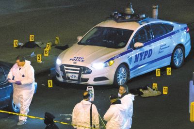 美國(guó)紐約兩名警察20日在巡邏車內(nèi)突遭槍擊身亡。紐約警察局長(zhǎng)威廉·布拉頓說(shuō)，槍手行兇后跑入附近一座地鐵站飲彈自盡，沒有跡象顯示這起血案與恐怖主義有關(guān)聯(lián)。