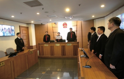 昨日，鄒恒甫及北大有關(guān)負(fù)責(zé)人并未到庭，圖為法官正在進(jìn)行宣判。