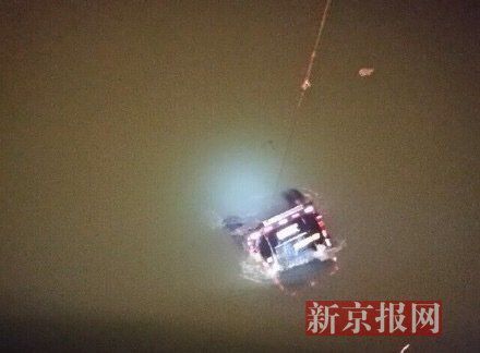 運(yùn)鈔車打撈現(xiàn)場。
