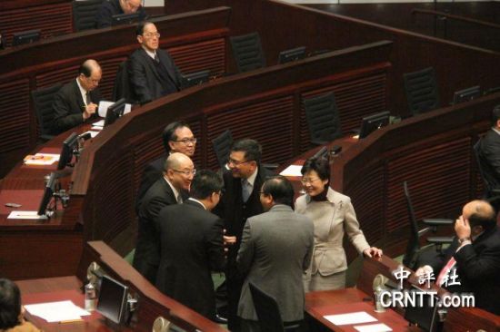 答問(wèn)大會(huì)之前，港府司局長(zhǎng)等高官聚談（中評(píng)社 鄧冠英攝）