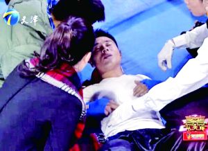 天津衛(wèi)視一檔明星真人秀娛樂(lè)節(jié)目中，海南省武術(shù)協(xié)會(huì)副秘書(shū)長(zhǎng)楊成章被打倒在地，表情痛苦。