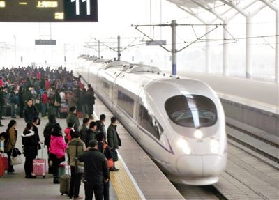 　2014年1月3日，江蘇徐州，旅客在等候乘坐京滬高鐵和諧號動車組列車。圖/CFP