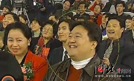 該名男子連續(xù)多年在春節(jié)晚會中出現(xiàn)，被網(wǎng)友稱為“十年最牛笑臉哥”。