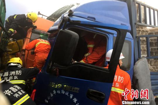 圖為21日，蘭南高速河南段21輛汽車發(fā)生連環(huán)相撞事故，消防人員對被困傷員進行緊急救援?！」啤z