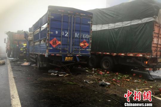 圖為21日，蘭南高速河南段車禍事故現(xiàn)場一片狼藉?！」啤z