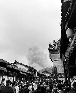 成都龍泉驛區(qū)洛帶古鎮(zhèn)的游客拍到爆炸瞬間濃煙滾滾。