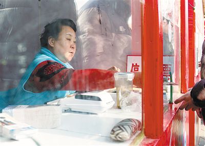 龍?zhí)稄R會售票員呂秀珍。新京報記者