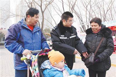 朝陽國際風情節(jié)，周小勇（中）提醒老人注意安全。朝陽公安分局供圖