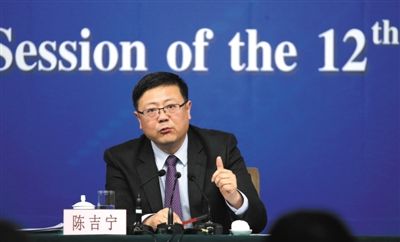 昨日，十二屆全國人大三次會(huì)議新聞中心，環(huán)保部部長陳吉寧回答中外記者提問。新京報(bào)記者 陳杰 攝