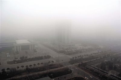 昨日，連云港市贛榆區(qū)14層高樓上拍攝的大霧天氣。當日，江蘇省多地出現(xiàn)大霧天氣。新華社發(fā)