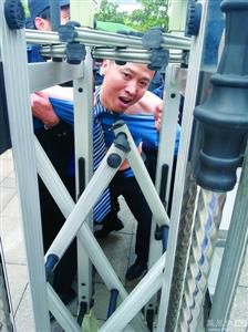 律師王甫在試圖跑進(jìn)衡陽中院大門時(shí)被圍攻者阻止，西服和襯衣被撕爛。