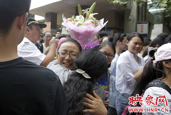沖向你，給你一個(gè)深情的擁抱。