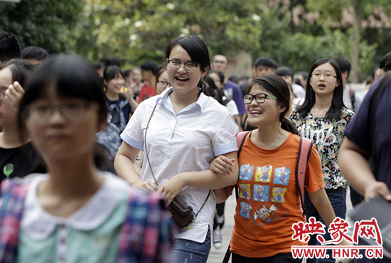 也有一種情，平日嬉笑怒罵，針?shù)h相對(duì)，只有別離時(shí)才會(huì)牽手擁抱。