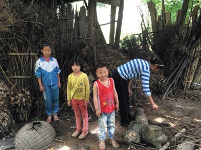 羅梅和她的三個孩子。中間兩個孩子為羅梅夫婦在逃亡途中所生。新京報記者 蕭輝 攝