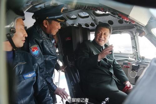 2015年2月16日，習(xí)近平登上戰(zhàn)機(jī)，坐進(jìn)駕駛艙，了解裝備性能，體驗(yàn)操作使用。