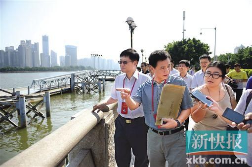人大代表們在珠江邊現(xiàn)場調(diào)研。