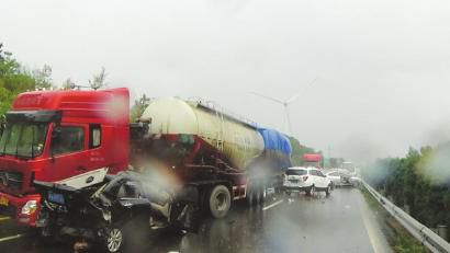 西攀高速公路追尾事故現(xiàn)場(chǎng)。