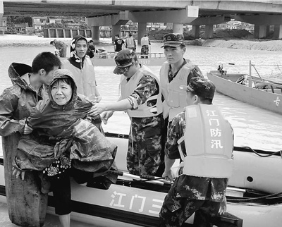 5日，廣東江門市邊防官兵解救被洪水圍困的群眾。 廖 鍵攝（人民視覺）