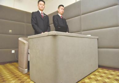 審訊室、居住室內(nèi)的桌椅板凳都進(jìn)行了軟包。