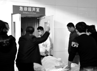 在寧夏醫(yī)科大學(xué)總醫(yī)院，一名傷者被緊急送往超聲室檢查。